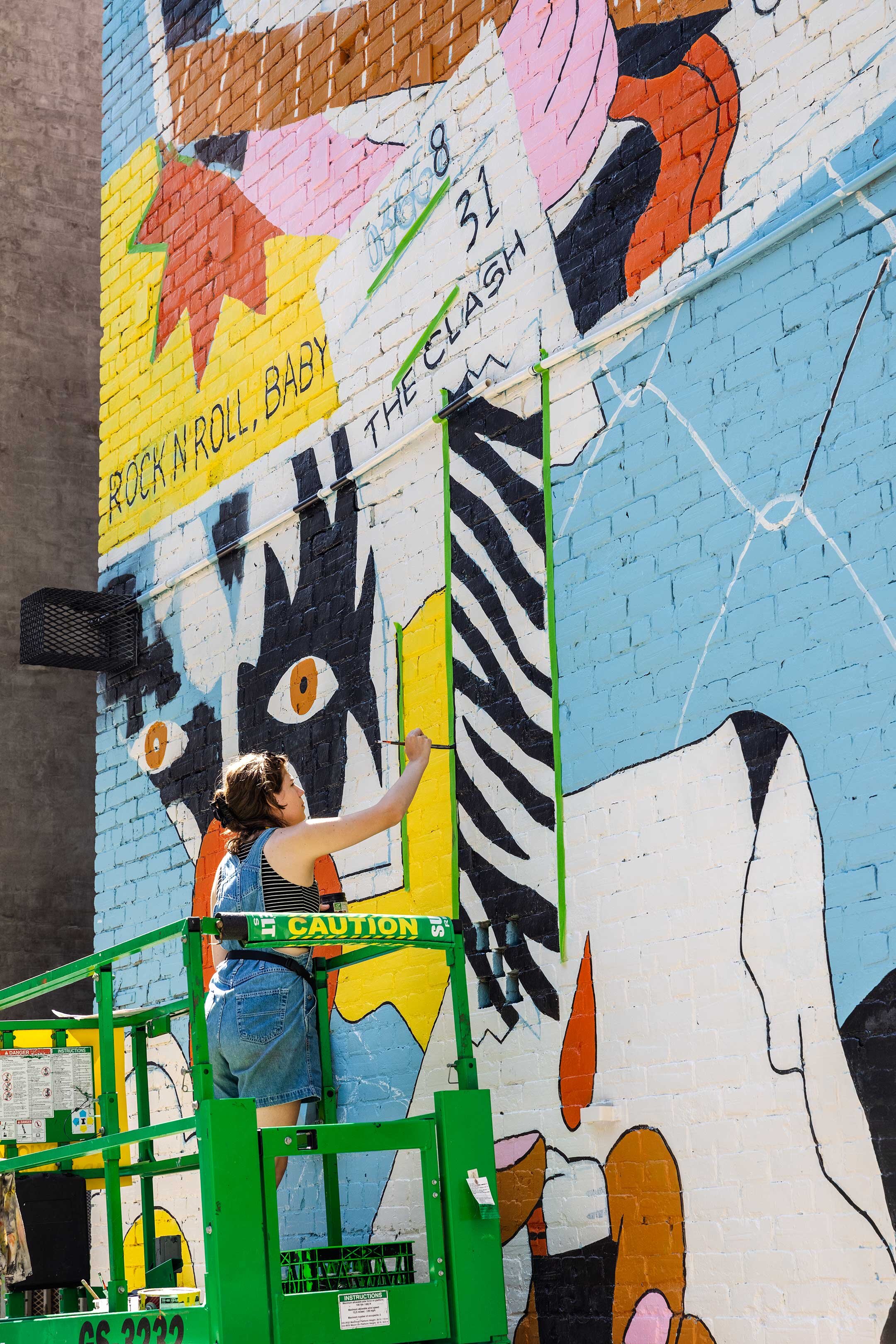 Nada Hayek painting her mural for VMF2021